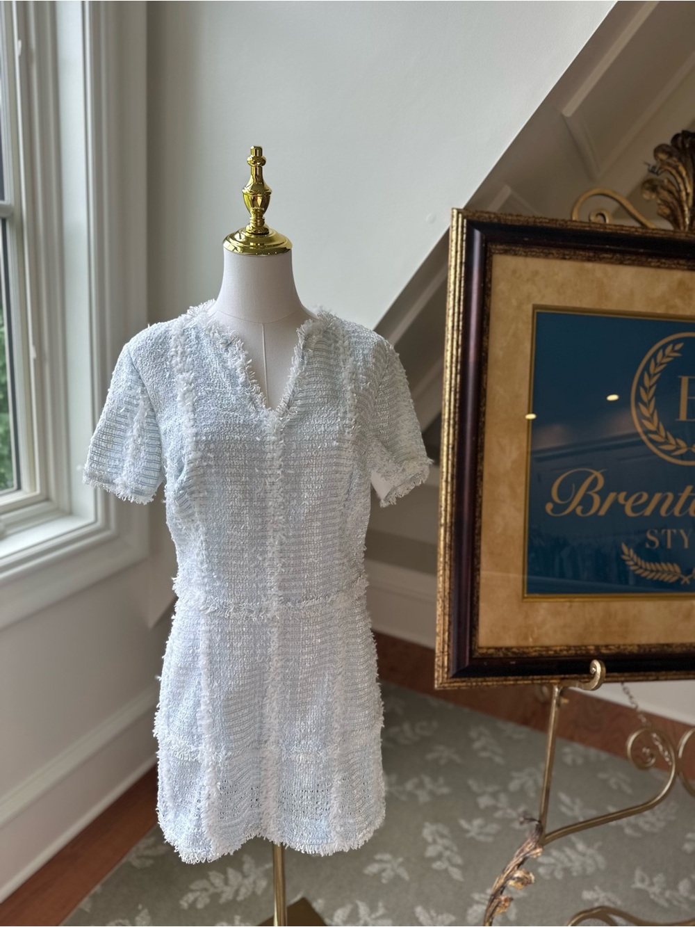 Classic Textured White Short-Sleeve Mini Dress size 4